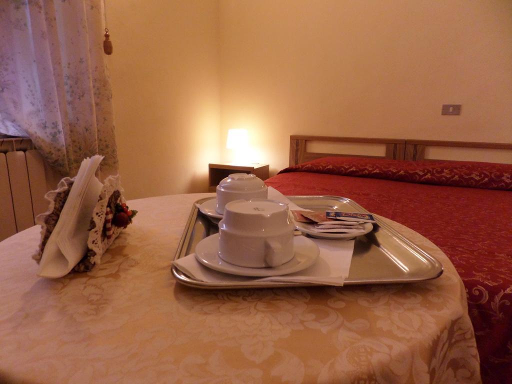 Hotel Delizia Genovese Montecatini Terme Habitación foto