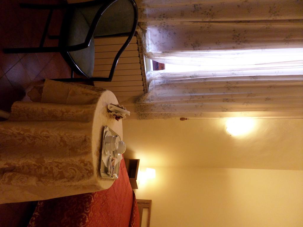 Hotel Delizia Genovese Montecatini Terme Habitación foto