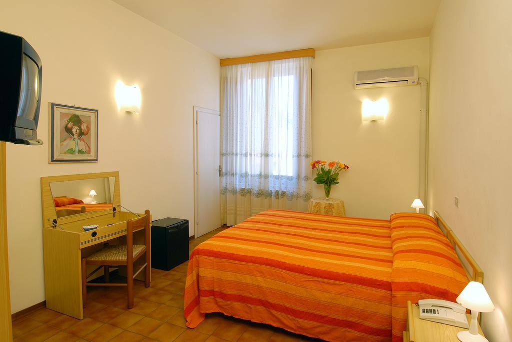 Hotel Delizia Genovese Montecatini Terme Habitación foto